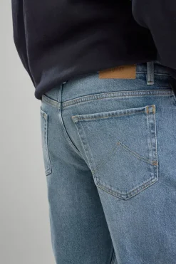 Jeans Delta Five-pocket jeans met een relaxed tapered fit