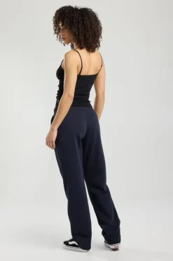Joggingbroek Cara Sweatbroek met twee zijzakken heeft een tailleband met trekkoord