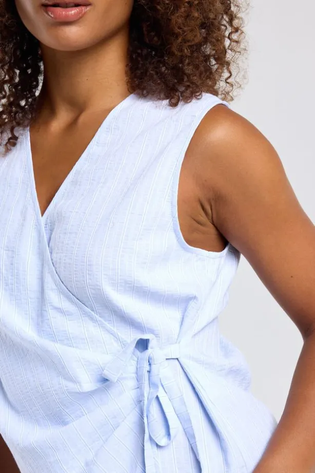 Shirt Iris mouwloze blouse met v-hals en knoopdetail