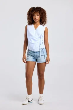 Shirt Iris mouwloze blouse met v-hals en knoopdetail