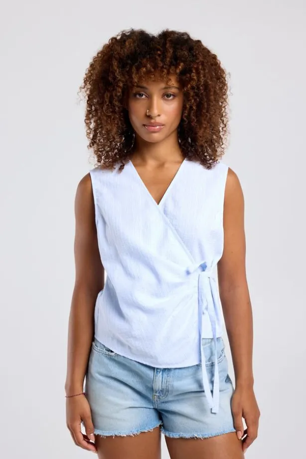 Shirt Iris mouwloze blouse met v-hals en knoopdetail