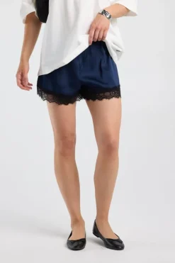 Short Nini short met loose fit en kanten detail