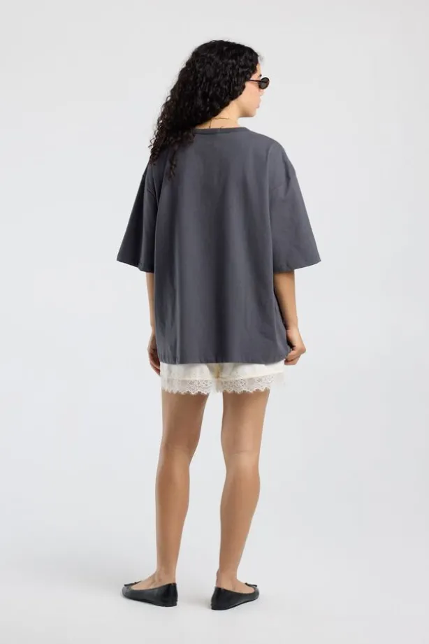Short Nini short met loose fit en kanten detail