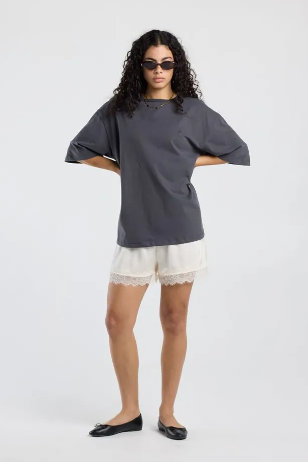 Short Nini short met loose fit en kanten detail