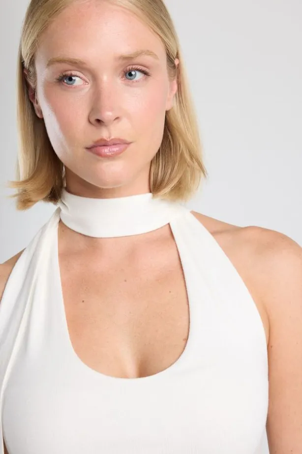 Top Genevieve veelzijdige top met haltermodel en elastische zijkanten