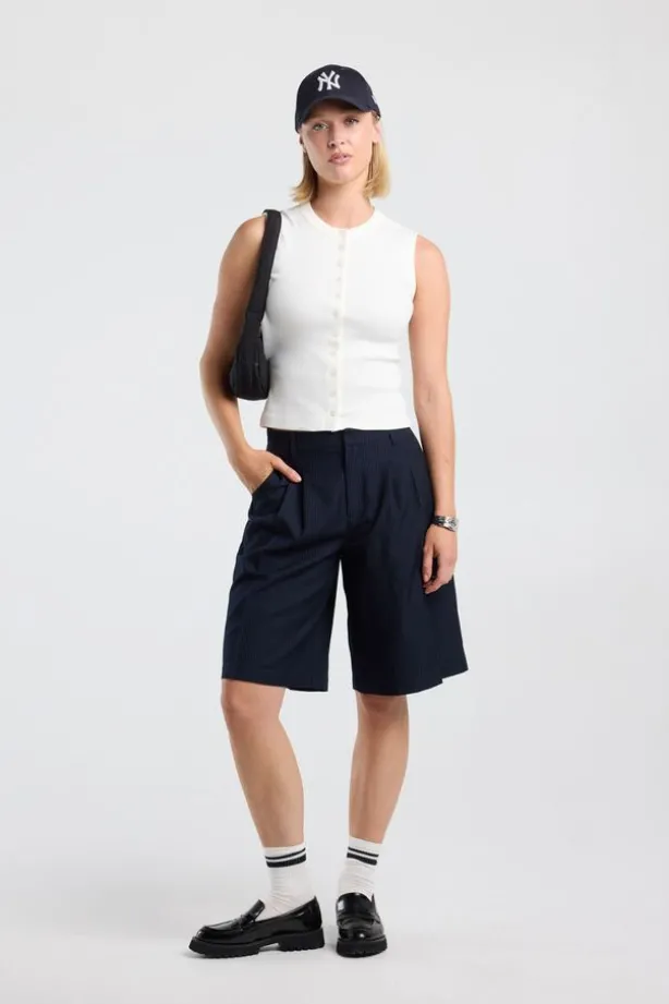 Top Gwenn mouwloze top met ribstof en knoopsluiting