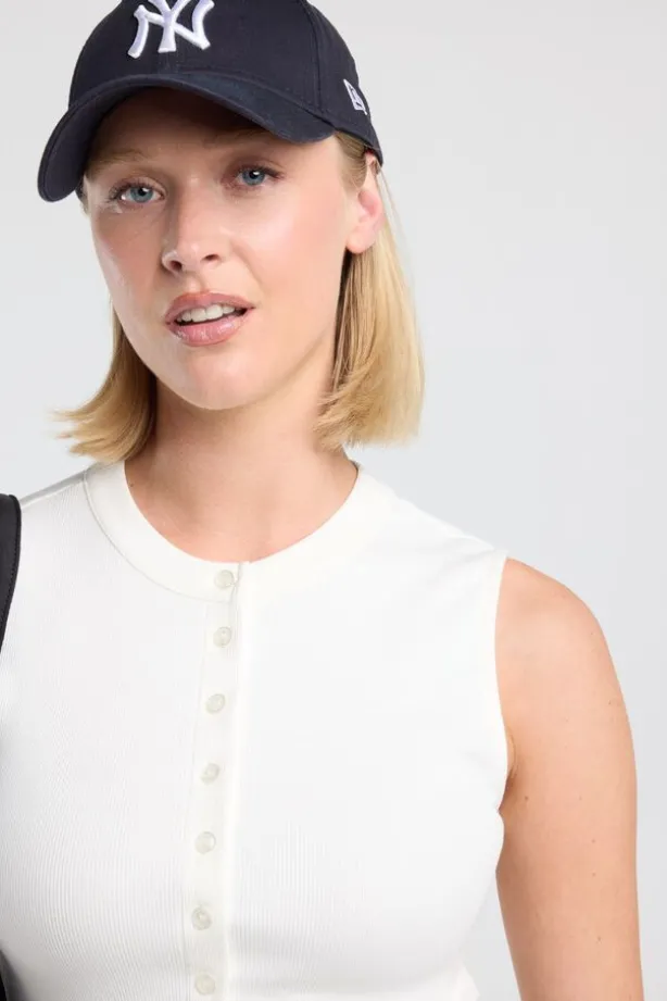 Top Gwenn mouwloze top met ribstof en knoopsluiting