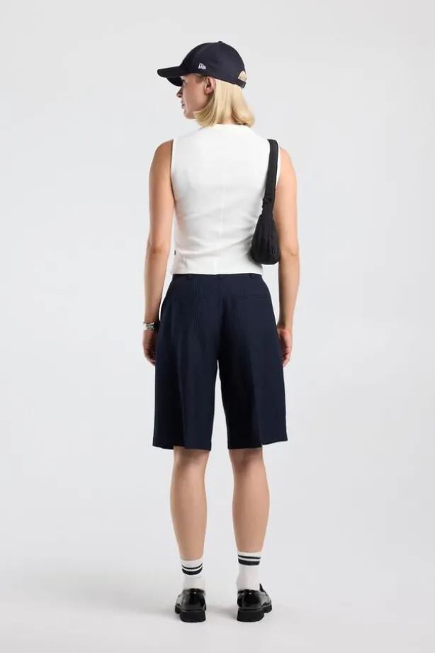 Top Gwenn mouwloze top met ribstof en knoopsluiting