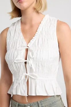 Top Ilka gesmockte haltertop met strikjes en ruffles