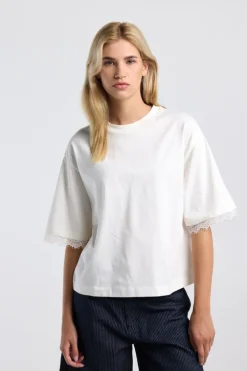 T-shirt Ella t-shirt met boxy fit en kanten details