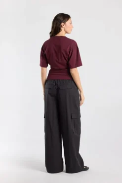 T-shirt Erin t-shirt met scrunched zijnaad en borduurwerk achter